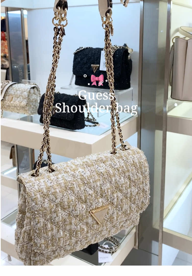 #guess #guessthailand #กระเป๋าguess #กระเป๋า #กระเป๋าผู้หญิง #กระเป๋าสะพายไหล่ #กระเป๋าสะพายข้าง #กระเป๋าถือ #กระเป๋าถือผู้หญิง 