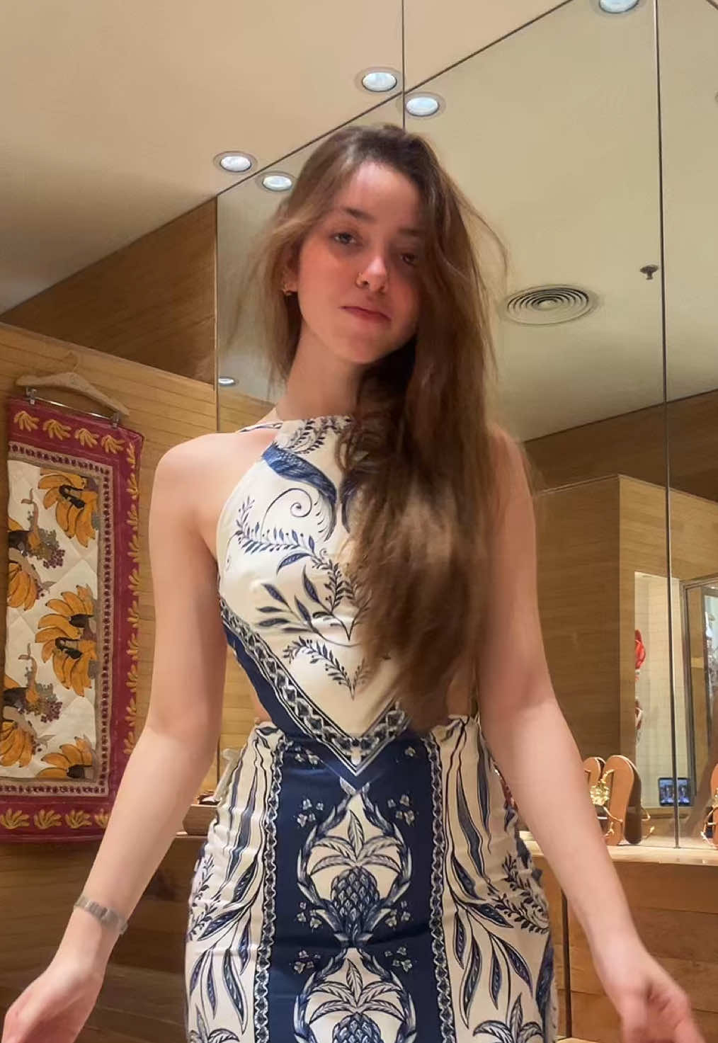 dancinha satisfatória com esse vestido surreal de lindo 🫶🏻 #farmrio #farmete #vestidocoladinho 