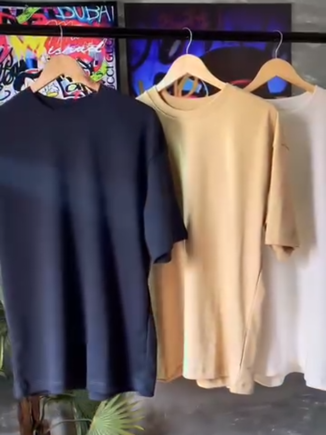 2 CAMISETAS OVERSIZED POR APENAS R$41,93?! Estilo streetwear, tecido de qualidade, caimento perfeito e conforto total 😍 Preto + branco: os dois básicos que não podem faltar no guarda-roupa! 🔥 De R$59,90 por R$41,93 🚚 Frete quase ZERO! 🤑 Ainda tem desconto no frete em pedidos acima de R$29! 💥 ESSA É A SUA CHANCE de renovar o visual sem gastar muito! #oversized #estilo #tiktokshop #modamasculina 