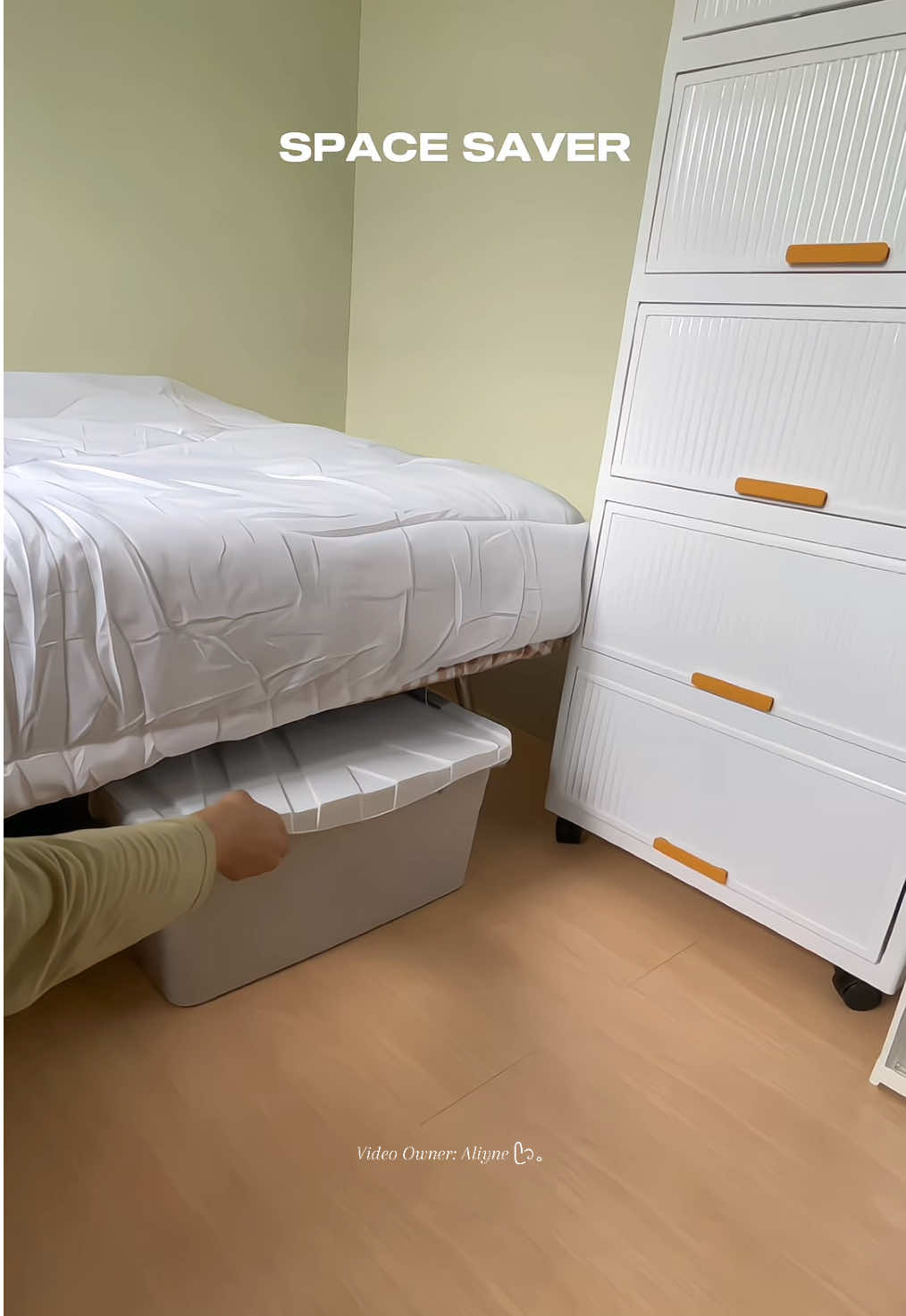 🏠✨ Small space? No problem! This under-bed storage box is my secret to a clutter-free room 😌🧺 #underbedstoragebox #underbedstorage #roomessentials #fyp #spacesavereggsrack #storagebox #fyppppppppppppppppppppppp #room #roominspo #storageorganizer  #SpaceSaver #UnderBedStorage #OrganizedLiving #RoomHack #TikTokFinds