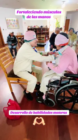 Esta actividad nos ayuda a desarrollar habilidades motoras finas, coordinación ojo-mano o incluso concentración. #residenciadulcehogar #quito_ecuador🇪🇨 #fypシ゚ #geriatria #habilidades #terapia #foryoupage #asilo #valledeloschillos 