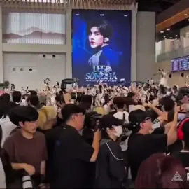 smtr25 on airport today 👐🏻 their popularity is insane 🔥🔥 but, nicholas isn’t here 🥹🥹 #SMTR25 #hyunjun #justin #jj #hamin #hanbi #daniel #kachin #kashoo #songha #haruta #charli 