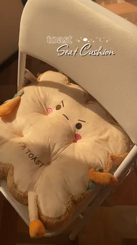 Aaaah soft and cute pillow! If u need extra comfort for your seat 🍞🥯 #toastseatcushion #breadseatcushion #cutepillow #cartoonpillow 