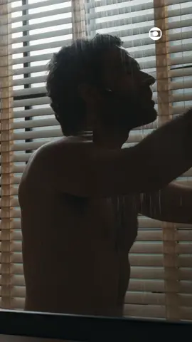 Se até o Afonso não superou a recaída com a Solange... quem dirá eu, né? 🗣️ O pensamento dele diz TUDO no banho! 😏🚿 #ValeTudo #Novelas #TVGlobo