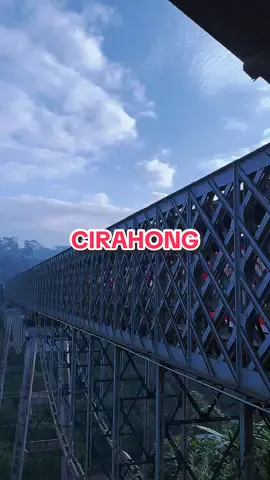 Jembatan Cirahong,jembatan kereta api yang terletak di Kecamatan Manonjaya, Kabupaten Tasikmalaya. Fungsi dari Jembatan Cirahong sebagai penghubung antara wilayah perbatasan Kabupaten Tasikmalaya dan Kabupaten Ciamis di atas Sungai Citanduy. Panjang Jembatan Cirahong adalah 202 meter.  📍kec.manonjaya #jembatan #jembatancirahong #jembatancirahongtasikmalaya #jembatancirahongciamis #sungai #pemandangan #exploretasikmalaya #exploreciamis #jawabarat  #angker #tempatangker #jembatanangker 