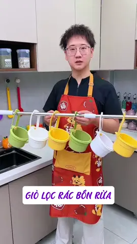 Giỏ đựng đồ treo trên vòi nước này thật tiện lợi! Bạn không chỉ có thể đổ đồ thừa mà không sợ bẩn tay, mà còn có thể dùng để đựng dụng cụ rửa chén.