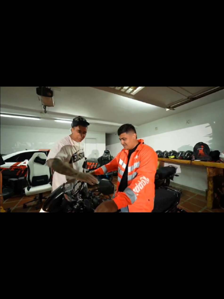 Mr stiven le  regala una moto a un domiciliario de rappi 👍🔥#mrstiven #regalosorpresa #motos #viral 