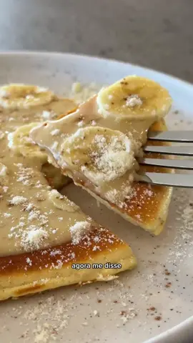 PANQUECA COM 3 INGREDIENTES, fácil demais, além de super proteica e deliciosa. Anota aí: Massa: 1 ovo - 1 scoop de whey. - pitada de fermento (opcional, mas deixa ela mais fofa) Calda: - 1 scoop de whey e água até dar ponto de calda. Uma delícia - escolhi banana para colocar em cima, mas com morango deve ficar delicioso tb! Pro charme, canela e leite em pó… #panquecafit #panquecaproteica #receitacomwhey #wheyprotein #whey #panqueca #lanchesaudavel #dieta 