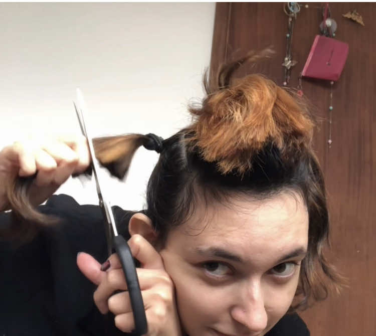 Sim, isso é um sinal pra vc que tá doida pra cortar o cabelo em casa sozinha de madrugada as 00:42 #jellyfishhaircut #cabelorepicado #corteaguaviva #haircut #cortedecabelo #homehaircut 