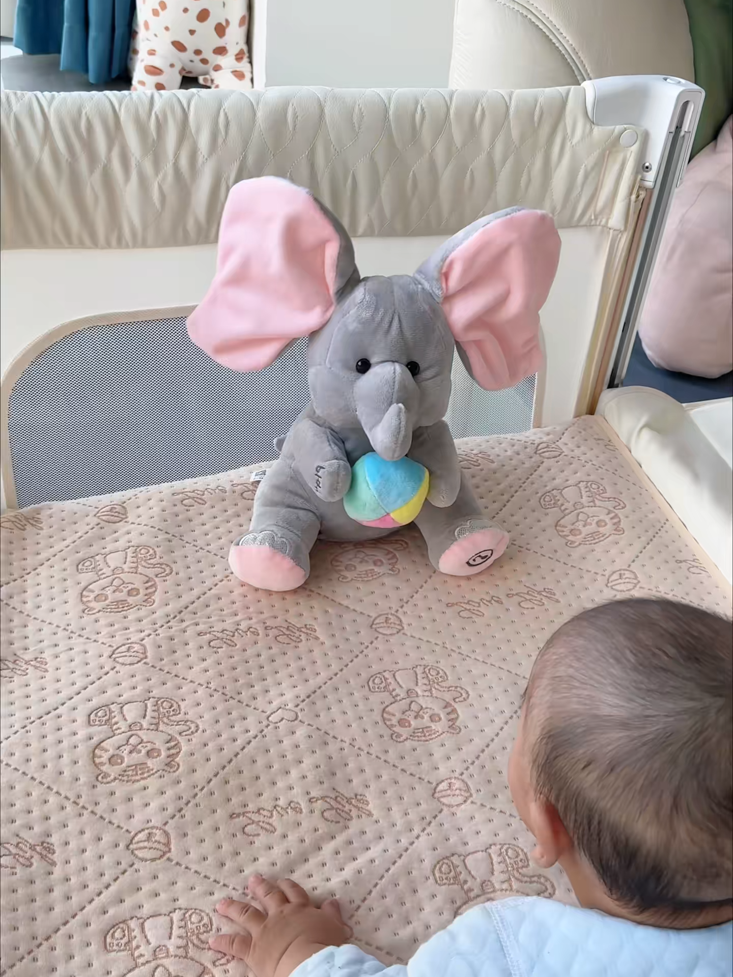 I'm so grateful to the person who invented this elephant toy! It can sing, dance, and play hide-and-seek with my baby. My baby loves it and can play with it for over an hour without having to use his hands. #BabyGoodThings #BabyToys #MomRecommended #BabyCoaxingArtifact #HumanCub