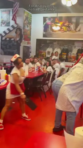 El reto de la hamburguesa de 20.000 calorías... o que te den una paliza en público. #heartattackgrill #challenge #usa #foru #us #america 