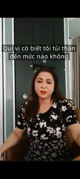 lại 1 lần khóc trên live  quí vị có biết tôi tủi thân đến nào ko 