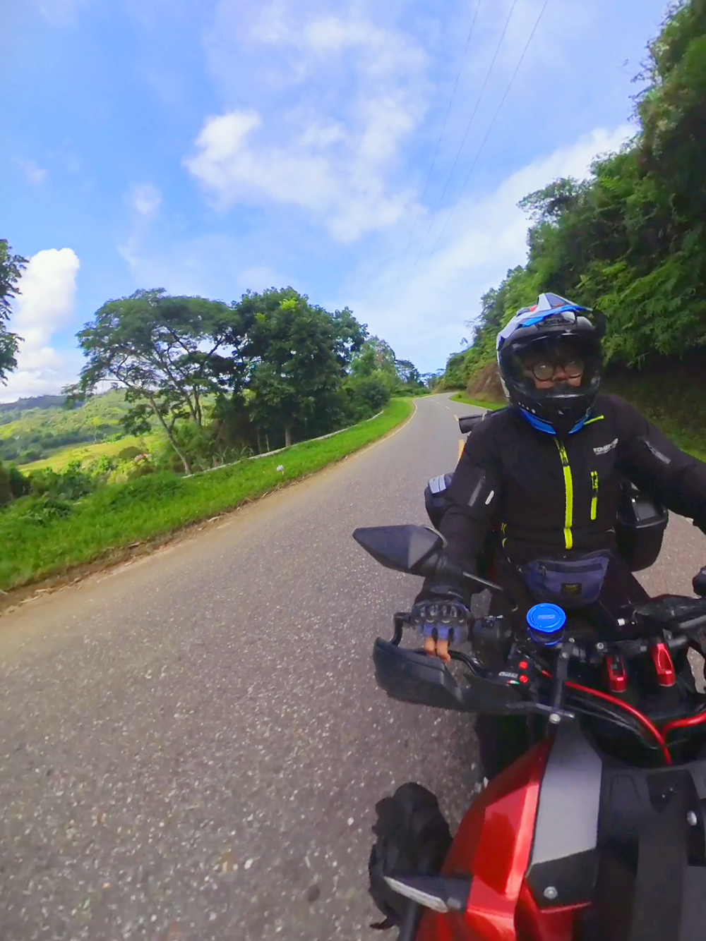 Hati ingin bale lagi melintasi Manggarai menuju Ruteng yang penuh pesona... #solotouring #adventure #roadtrip #nttpride🏝🔥 