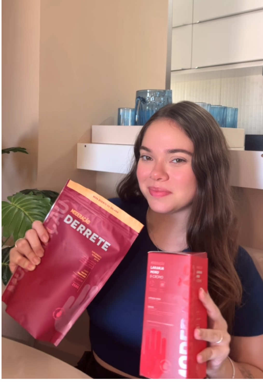 Te ensinando a desinflamar o corpo e controlar a vontade por doce com produtos naturais! @Moderação  Tô usando dois queridinhos da Moderação: o Derrete e o Laranja Moro com Cromo, sério, tô amando! O Derrete ajuda o corpo a desinflamar e acelerar o metabolismo. Já o Laranja Moro com Cromo tem sido meu aliado contra a vontade de doce! 🧡✨ E claro, tem CUPOM DE DESCONTO pra você aproveitar: 🎟️ HELOISA10 Corre que o cupom é por tempo limitado! ⏳ • #desinflamar #doces #moderacao 
