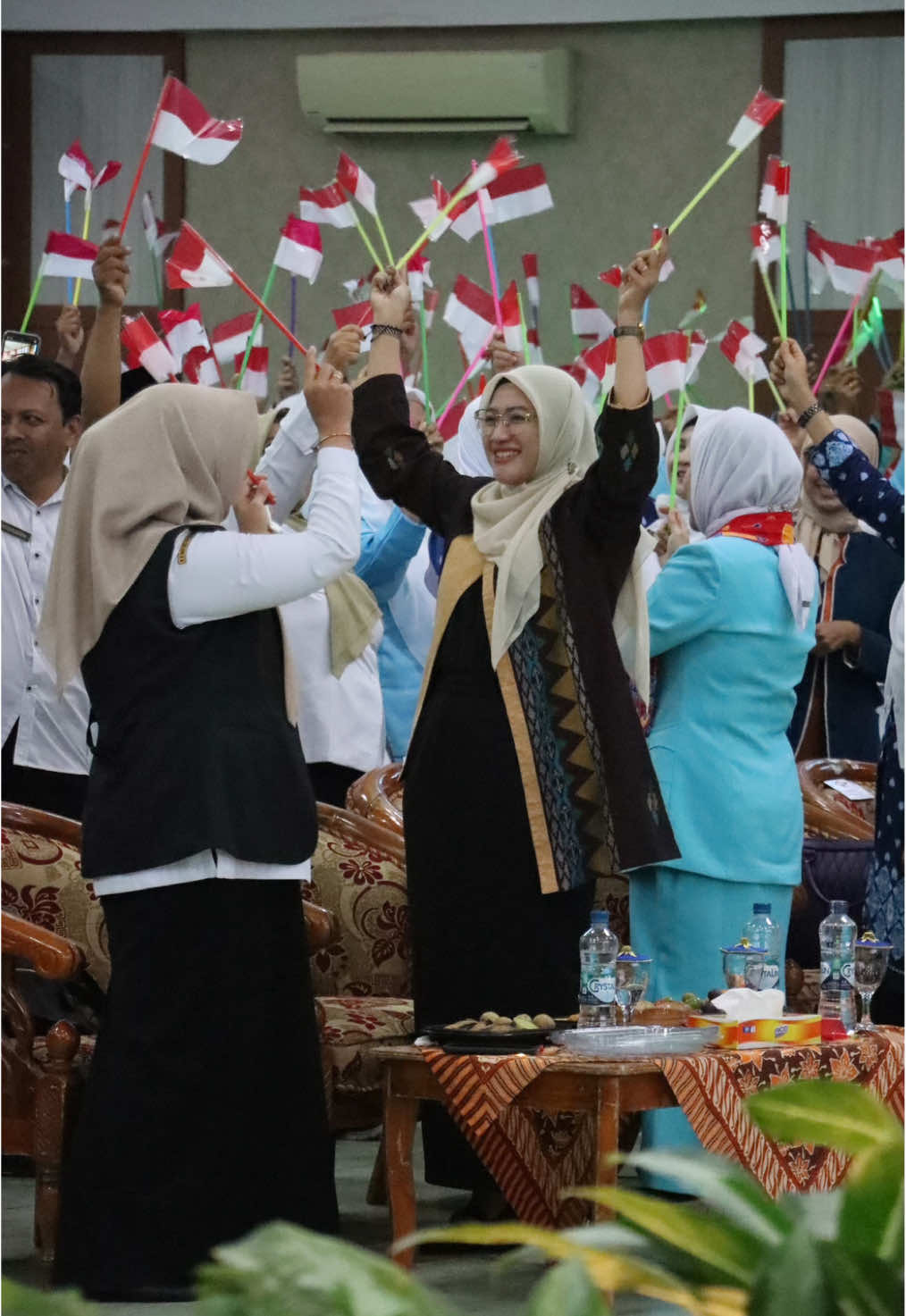 📚🌍 Tingkatkan Mutu Pendidikan Anak Usia Dini Ketua TP PKK Kabupaten Probolinggo, Ning Marisa Juwita Sari Moh. Haris, bersama Bupati Probolinggo menghadiri sekaligus mendukung pelaksanaan Launching International Class Program (ICP) dan Pengukuhan Ketua Himpaudi Kecamatan pada Rabu, 7 Agustus 2025 di Gedung Islamic Center Kabupaten Probolinggo. Kegiatan ini menjadi langkah strategis dalam mendorong satuan pendidikan PAUD menuju standar internasional serta memperkuat peran Himpaudi dalam mendampingi tumbuh kembang anak usia dini di wilayah kecamatan. Melalui kolaborasi lintas sektor, diharapkan hadirnya ICP mampu membentuk generasi yang cerdas, mandiri, dan berdaya saing global sejak dini. ✨👶📖 ⠀ #NingMarisa #TPPKKProbolinggo #InternationalClassProgram #BupatiProbolinggo #HimpaudiProbolinggo #PAUDBerkualitas #ICPLaunching #PendidikanAnakUsiaDini #KabupatenProbolinggo #GenerasiEmasIndonesia