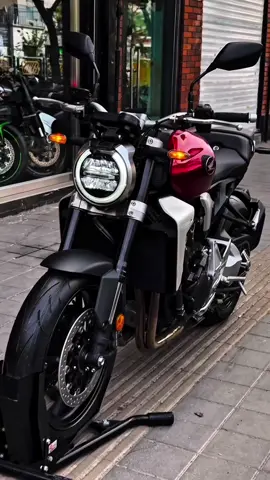 HONDA CB1000r  #CB1000R  #HondaCB1000R  #CB1000  #CB1000RLife  #CB1000RLovers  #CB1000Riders  #CB1000RStyle  #CB1000RPower  #NeoSportsCafe  #HondaNeoSportsCafe  #CB1000R2025  #MinhaCB1000R  #NakedBike  #StreetFighter  #MotoDePresença  #DesignFuturista  #TorqueNaVeia 