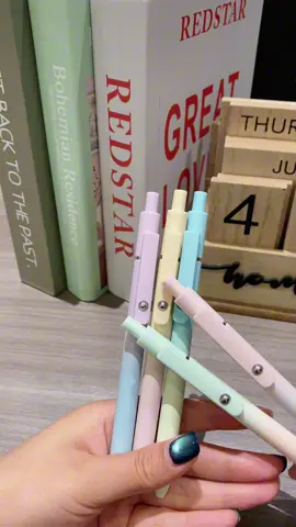 The rolllyyy ball YAS my fidgety heart ishappy and i won't berelentlessly clicking andannoying my co-workers lol#pens #gelpens #officesupplies #healthcareworkers #officesuppliestiktok #teachers #students