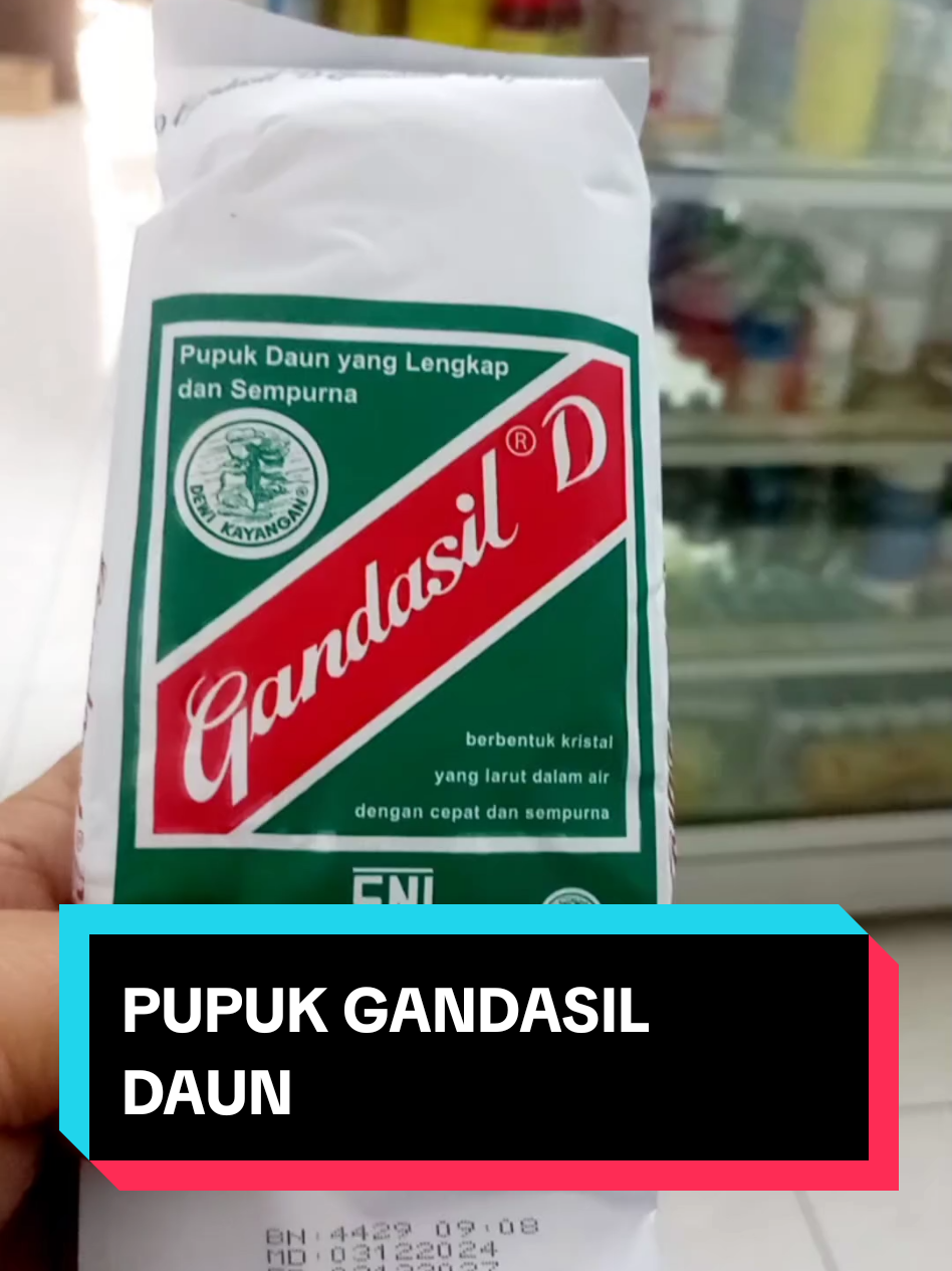 Gandasil D adalah pupuk daun lengkap yang digunakan untuk membantu pertumbuhan vegetatif tanaman, terutama pada fase pertumbuhan daun dan tunas. Pupuk ini berbentuk kristal dan mengandung unsur hara makro seperti Nitrogen (N), Fosfat (P), dan Kalium (K), serta unsur mikro seperti Mangan (Mn), Boron (B), Tembaga (Cu), Kobalt (Co), dan Seng (Zn), serta vitamin untuk menunjang pertumbuhan tanaman.  #info  #pestisida  #jangkuanluas 