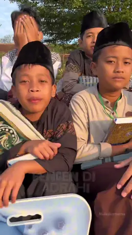 “Ya Allah… ketika rindu rumah datang, kuatkan aku untuk tetap bertahan di jalan ilmu-Mu.” “Hari ini rindu rumah lagi… bukan karena tidak betah, tapi karena di sana ada cinta yang menenangkan.”#santri #santripondok #santripondokpesantren #santribaru #rindurumah #fyp #santrilucu #santrikeren #pondokpesantrenalihsanpandeglangbanten #rindu #anakpondok 