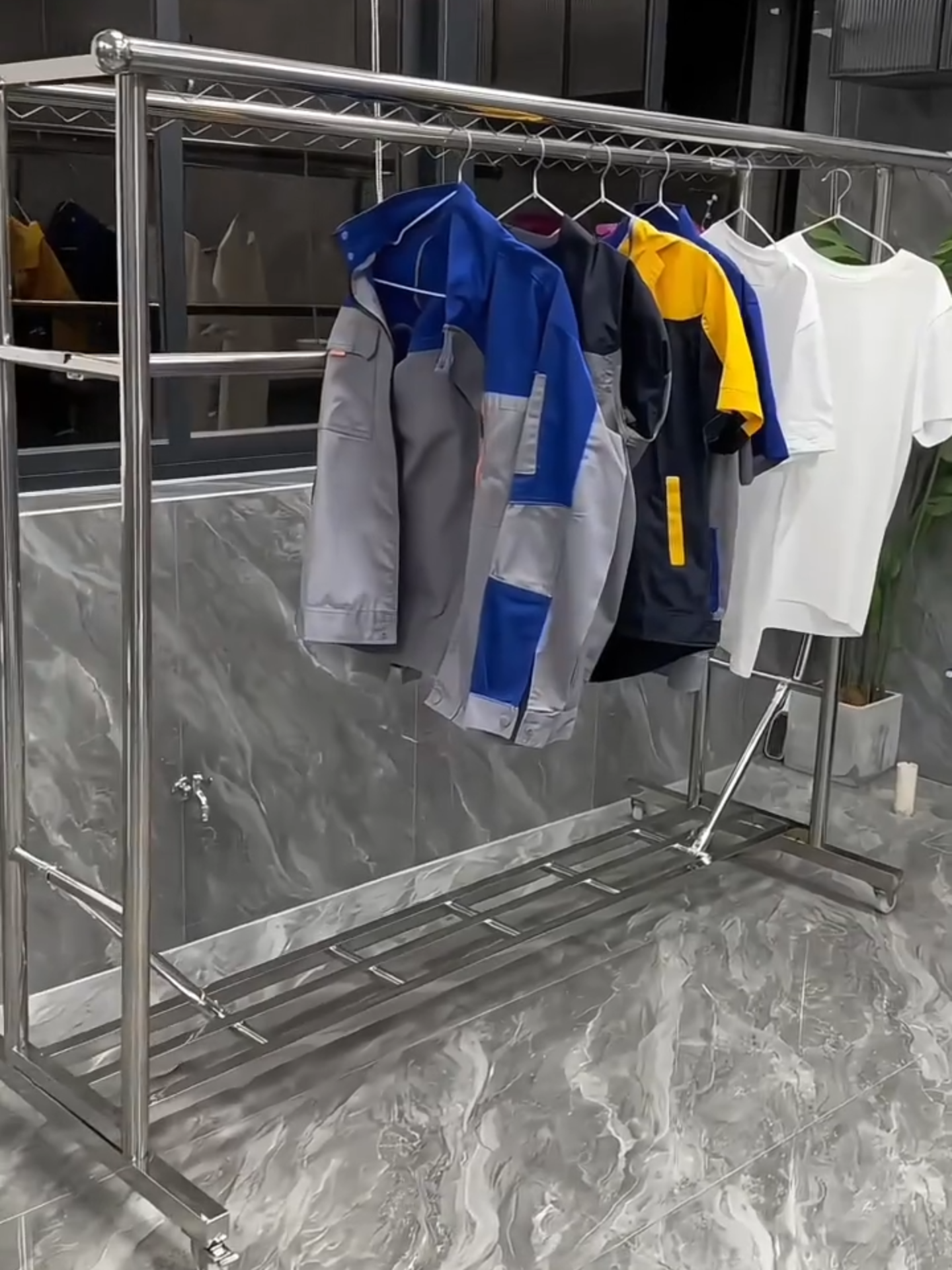 Giàn phơi quần áo thông minh. #giadungtienich #dogiadungthongminh #gianphoithongminh #gianphoigapgon