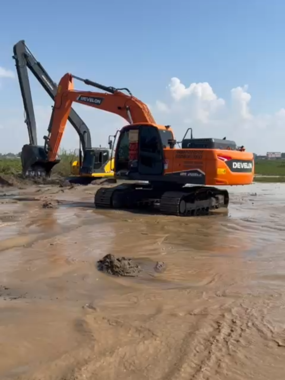 Excavator DEVELON DX220LC-7M #KNNCambodia #Develon