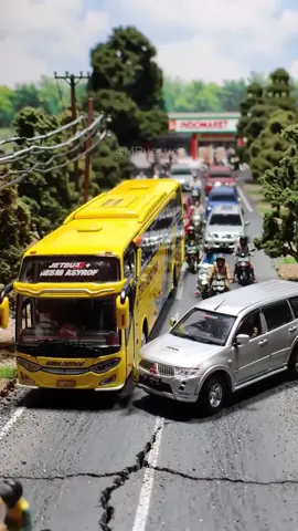 bus vs pajero #diorama #buspariwisata #bismania #bus #telolet #teloletbasuri 
