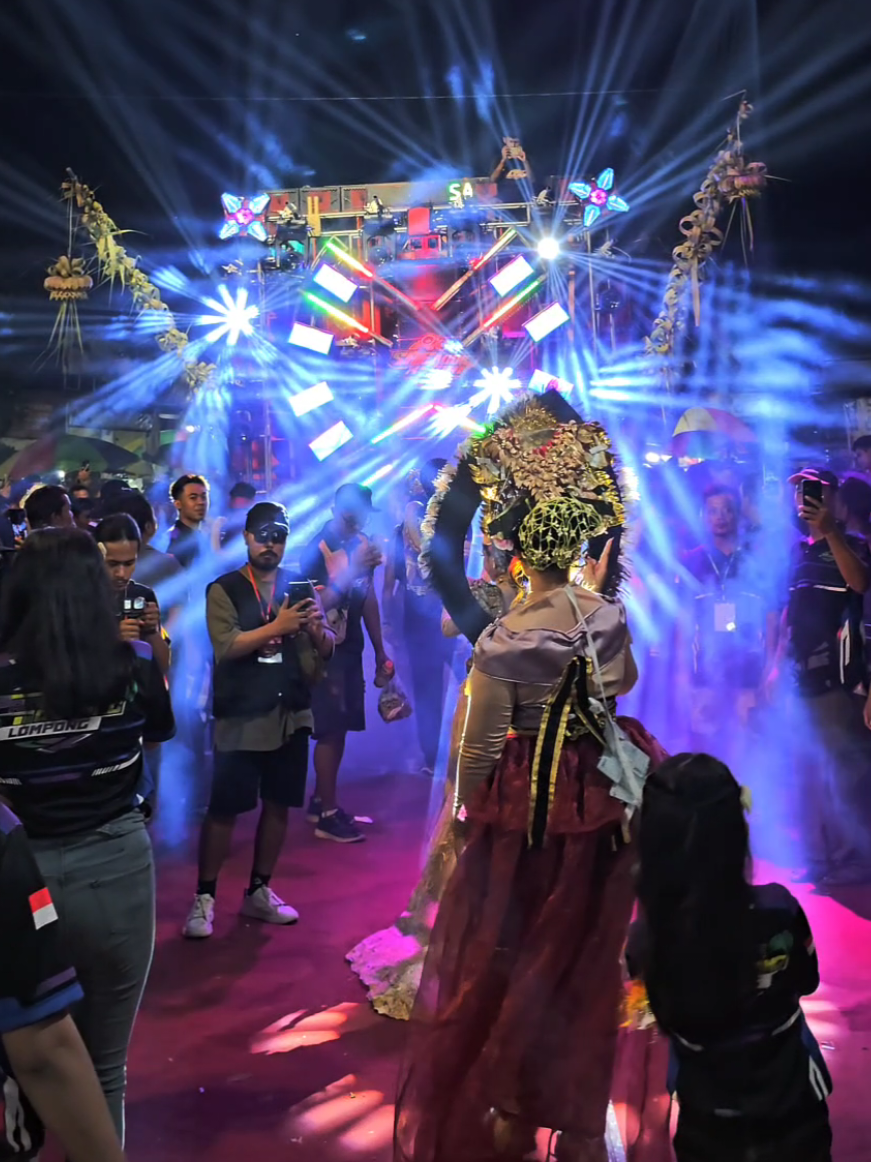The last team and last perform at Bandung Carnival 2025 Perform by @pasukan.godong.lompong  Audio by @saeaudiokediri  Lighting by @rizqilightingkediri  #karnavalbandungdiwek #karnavalbandungdiwek2025 #karnavalbandungdiwekjombang #bandungdiwek #karnavalbandung2025 #bandungcarnival #bandungdiwekjombang #fyp #foryourpage #4U #xyzbca #masukberanda 
