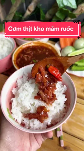 Chỉ cần một hủ thịt kho mắm ruốc như vầy mà vét hết cả nồi cơm cùng một đĩa dưa leo đậu rồng cà pháo thêm một mớ rau sống mà không cần đi chợ hay nấu nướng cầu kỳ vì đã có Thịt kho mắm ruốc rim sẵn ăn liền  của hãng nước mắm truyền thống làng chài xưa  đặc sản trứ danh phan thiết luôn đó #food #mamruoc #mamruochaocom #thitkhomamruoc #thitkhomamruoclangchaixua 