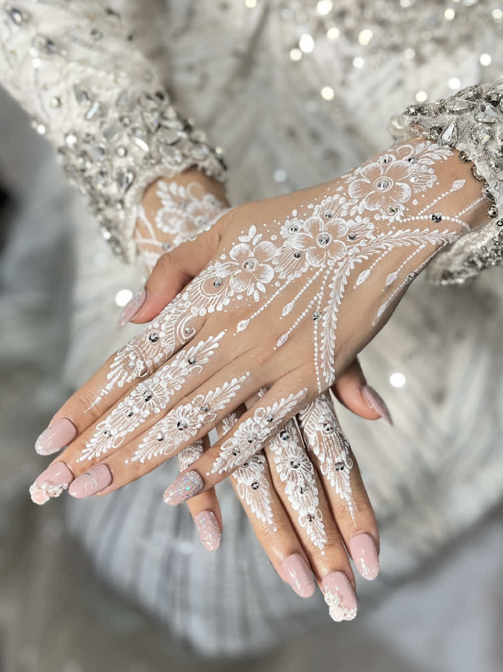 👩🏼 : Buat akad mau henna putih. Biar nanti pas resepsi beda look henna nya lagi. Me : dengan senang hati jiwa dan fikiran mba 🤭🙏🏻😁 #hennawhite #hennaviral #hennaart #hennadesign #masukberandafyp #fyp #mataram 