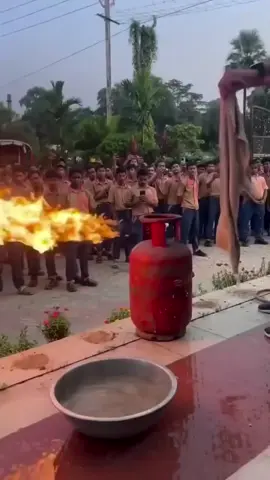 Hallo sahabat Asia Baru Tutorial memadamkan api di tabung gas dan tutorial memadamkan api di tempat kerja🤭😄🔥 #memadamkanapi #pemadamkebakaran #videolucu #masalahtempatkerja #FYP #LucuBanget #videolucu 