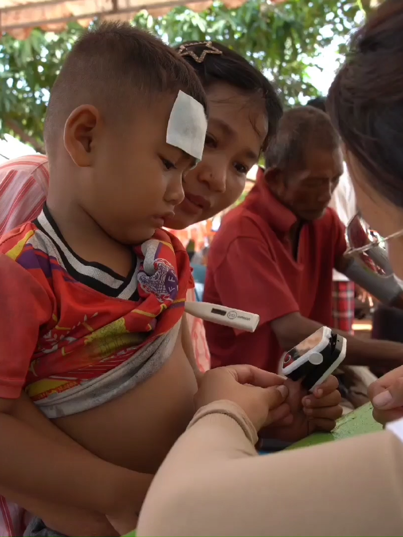 @sai_official.khនិងក្រុមការងារស្ម័គ្រចិត្ត ព្រមទាំងក្រុមការងារផ្នែកសហគមន៍ #មន្ទីរពេទ្យកុមារអង្គរ រួមចំណែកជួយទៅដល់ #ប្រជាជនភៀសសឹក តាមរយៈការរៀបចំគ្លីនិកចល័ត នៅតាមតំបន់ភៀសសឹកមួយចំនួន។​ មន្ទីរពេទ្យកុមារអង្គរនៅជាមួយប្រជាជនកម្ពុជា ជាពិសេសកុមារ ដើម្បីធានាថាកុមារគ្រប់រូបទទួលបានការព្យាបាលប្រកបដោយគុណភាពខ្ពស់ និងក្តីមេត្តាករុណា ទោះស្ថិតក្នុងស្ថានភាពណាក៏ដោយ។ #មន្ទីរពេទ្យកុមារអង្គរ #ជម្លោះព្រំដែនកម្ពុជា_ថៃ #JusticeForCambodia #ahc