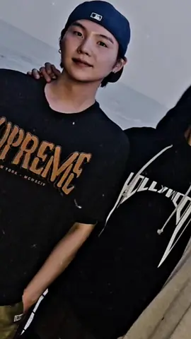 ngga pernah update tapi selalu nyempil di akun adek'nyaa😭#suga #yoongi 