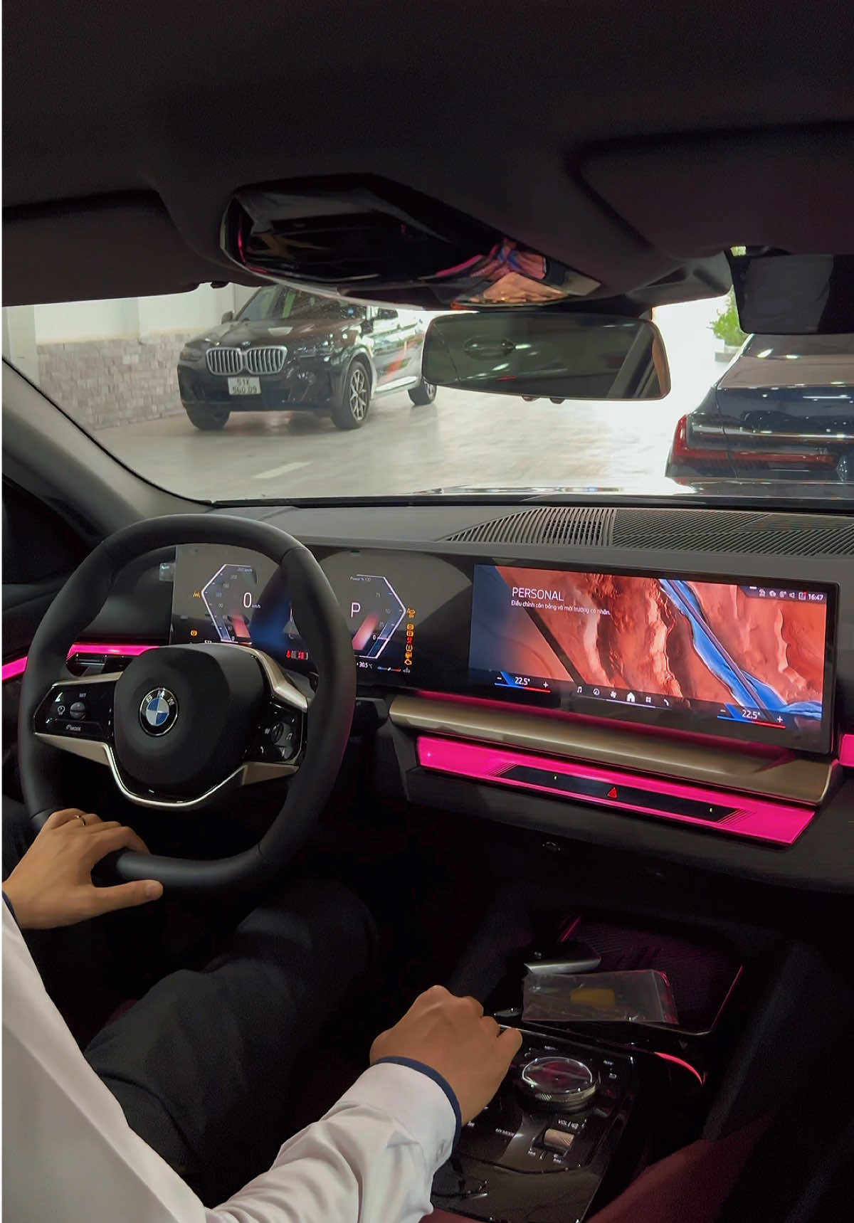 Test khả năng hỗ trợ đánh xe ra trên BMW 520i All New 2025 🫨 #bmw #bmwphumyhung #bmw5series #5series2025 #bmw530 