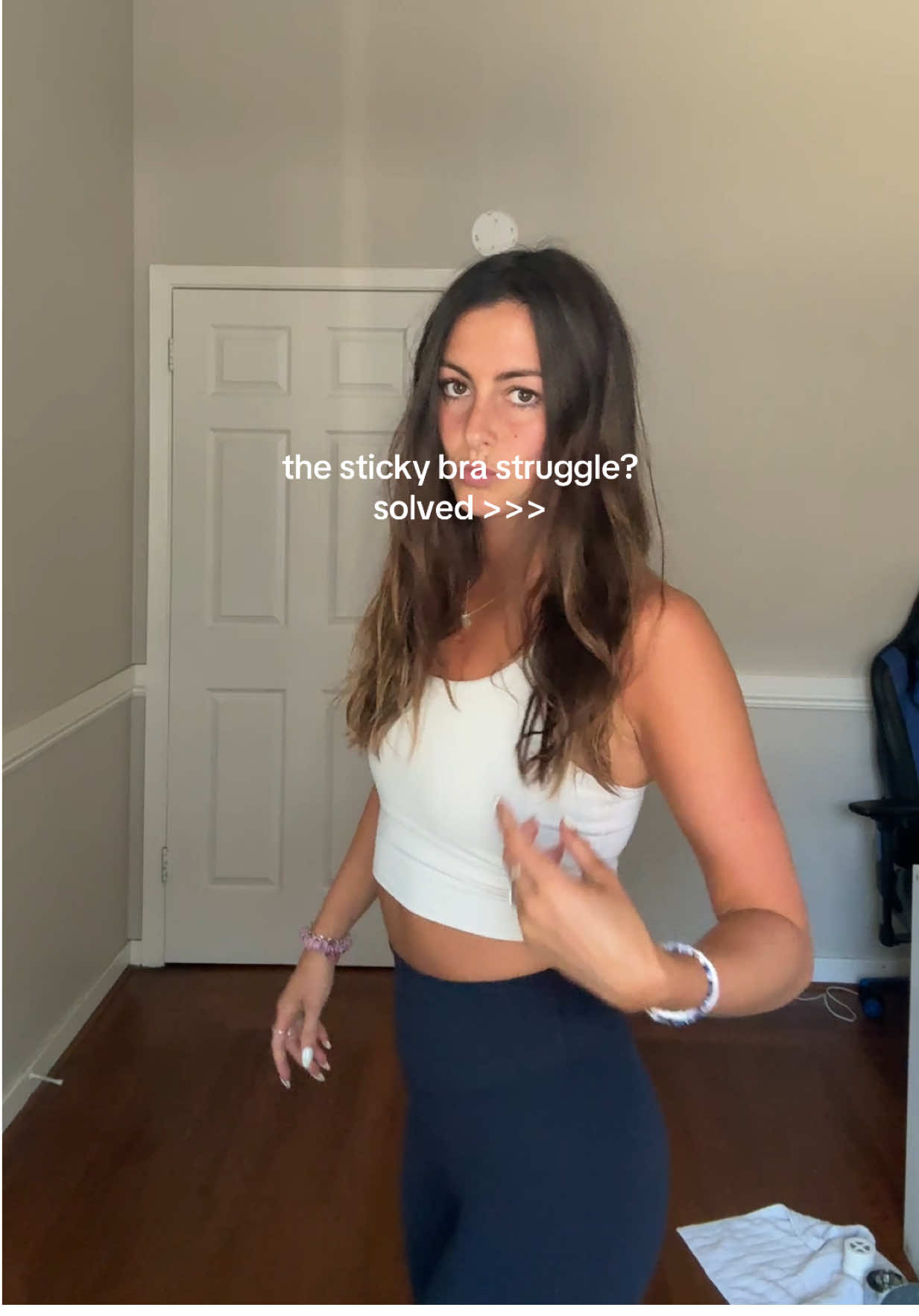 not all sticky bras are created equal… this one actually doesn’t betray me 💅 #stickybrawin #tiktokmademebuyit #summerfitcheck #fashionhack #testedbyme #nobrastress #creatorfinds 