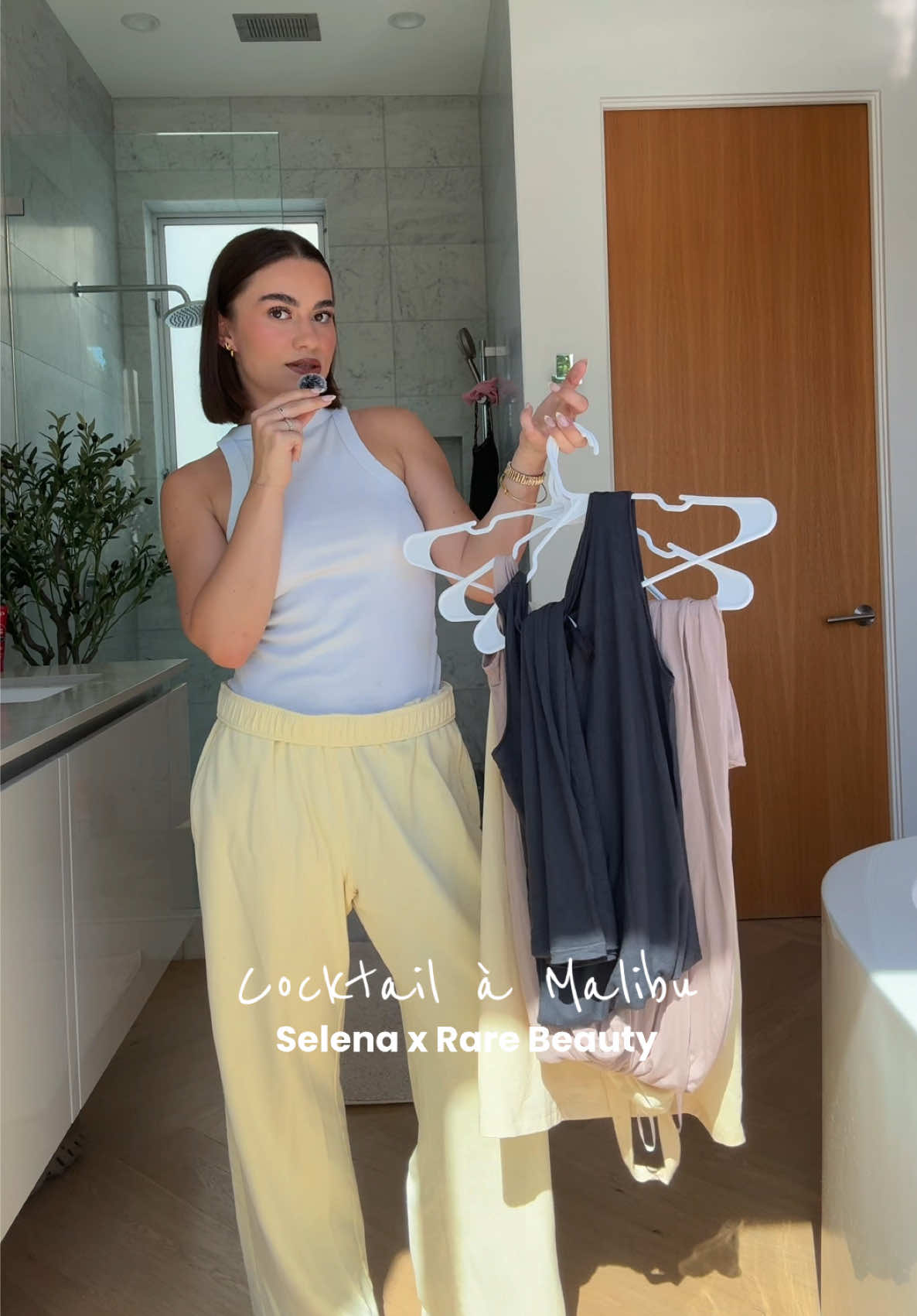 alors qu’elle robe ? 👀 je trouve que la dernier match mieux avec la vibe du parfum qui vient de sortir 🍪☕️ @Rare Beauty 