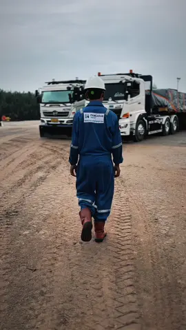 Akhirnya sampai juga di lokasi bongkar nya😅.                               #deminyai #sahabatpetra #pancarangroup #haliburton #pertamina #hino500 #truckganteng #kutaikartanegara #drivermuda #fupシforyou #slowmotion #soundviral 