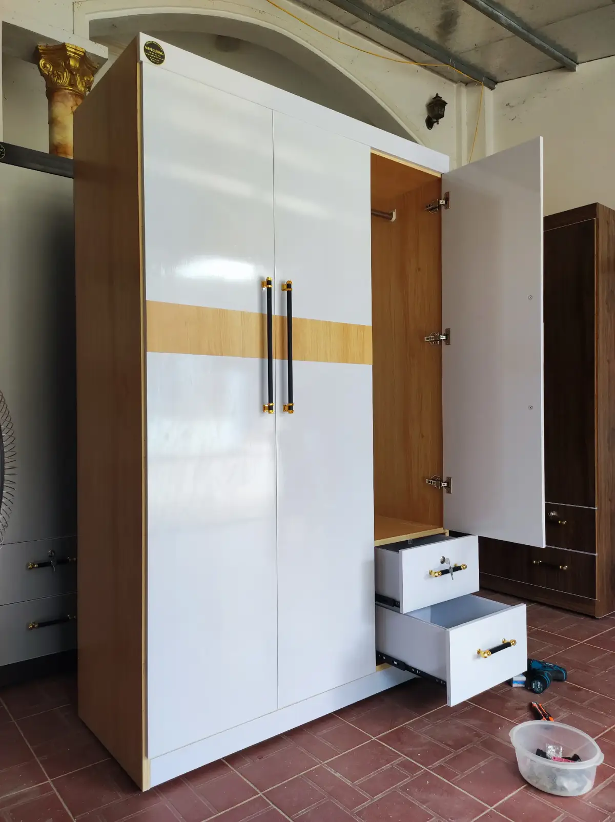 Hoàn thiện chiếc tủ be bé xinh xinh. Vân gỗ sồi+cánh trắng. Độ thêm miếng vào cánh cho mướt mắt 👍  #tủnhựacaocấp #namcường #chợđồnbắckan 