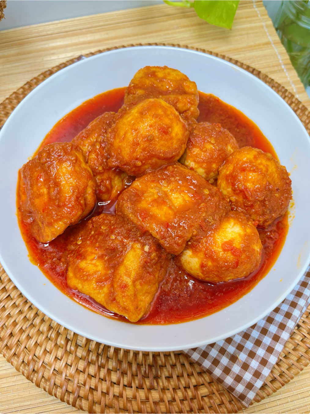Resep 👇 Bahan : - telur 4 butir  - tahu 5 buah  - bumbu balado 1 sachet ( larutkan )  - garam 1 sdt  - gula 2 sdt  - penyedap ( opsional ) Bahan bumbu halus :  - bawang merah 8 buah  - tomat 1 buah  - cabe kriting 5 buah ( opsional )  - air secukupnya  #telurbalado #tahubalado #resepmasakan #balado 