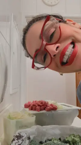 #CapCut  . Sopão da Madrugada: . . Dois punhados generosos de: Talos de brócolis 🥦  Flor de brócolis 🥦 (a arvorezinha) Folhas de brócolis 🥦  Acelga . Meia cebola picada 🧅  Sal do paladar 🧂  Azeite para refogar as cebolas  Água que cubra os ingredientes Linguiça de costela (ou a que preferir) . . Refogar a cebola e linguiça no azeite, adicionar os demais ingredientes, cobrir com água e cozinhar na pressão por 45 minutos. . . Buon appetito 🥣 