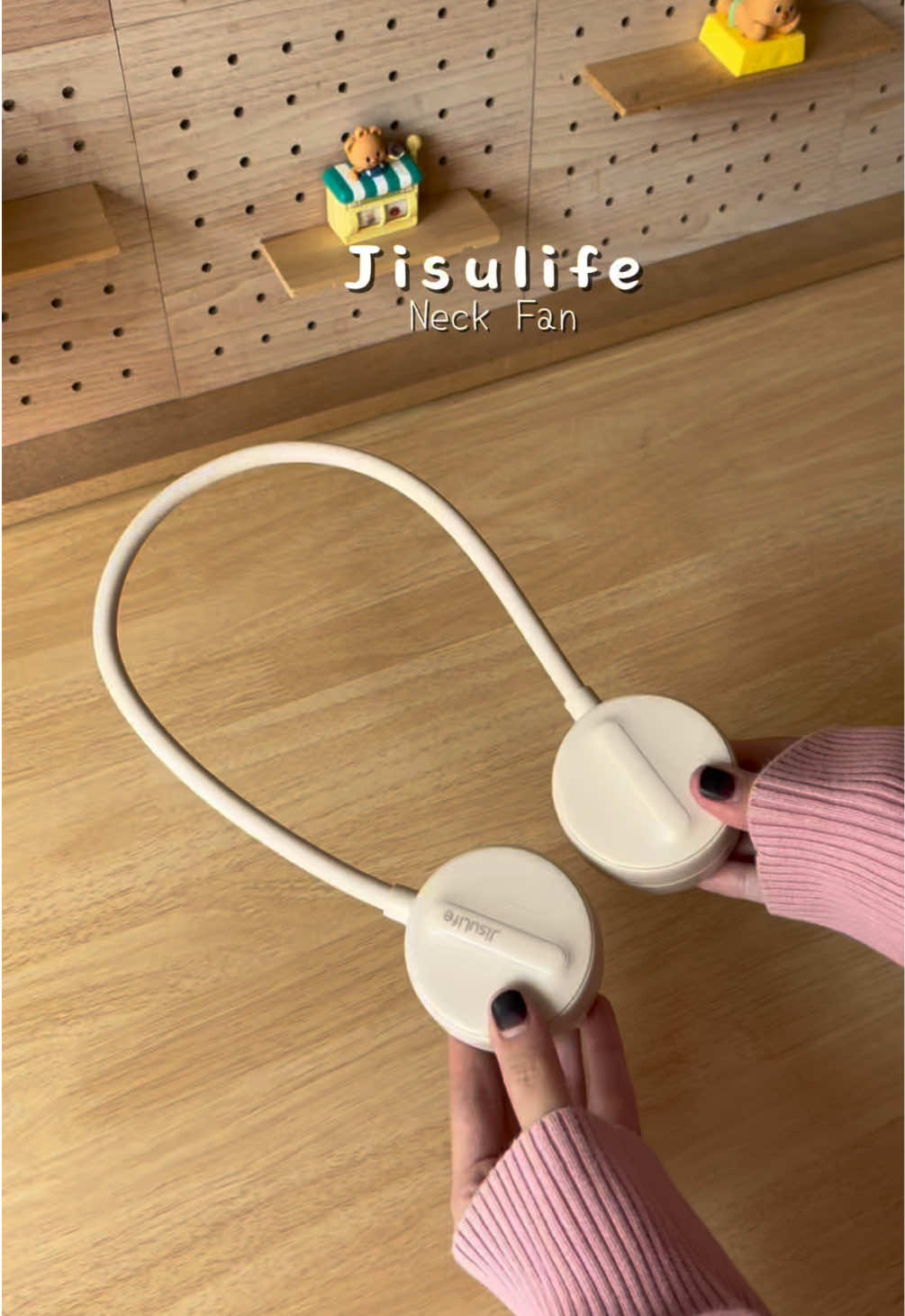 Best ye kipas yg ni, dah xpayah susah2 nak pegang dah. Hanya perlu gantung jee kat leher, boleh guna time masak, joging 😍 #jisulifeminifan #jisulife #kipasleher  #kipasleherportable #neckfan #kipasleherportable #jisulifeneckfan