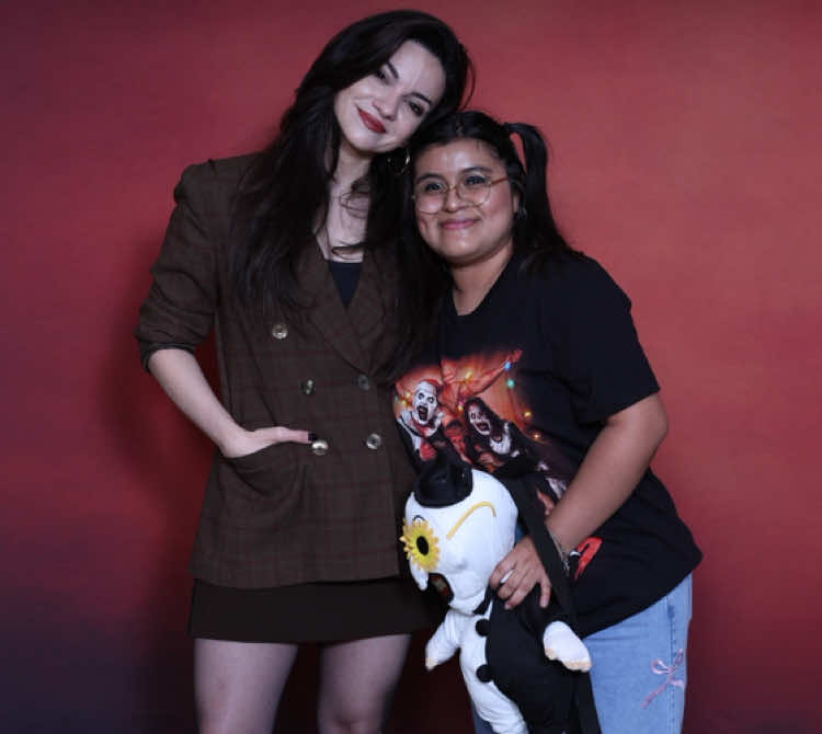 Meeting Lauren Lavern from the Terrifier movie 2&3 the final girl sienna shaw ! She was absolutely sweet and nice to talk we talk about Terrifier ! And I was alittle shy but I’ll never forget this incredible conversation with her ! #laurenlavera #horrortiktok #terrifier2 #meetandgreet #flashbackweekendchicago #siennashaw 
