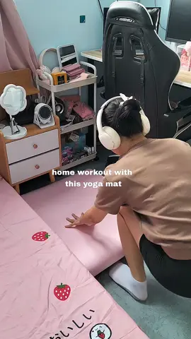 home workout with  this yoga mat #yogamat #yogamatrecommendation #yogamatviral #homeworkout 