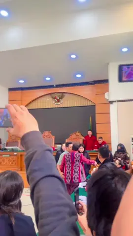 Emosi,saksi itu di persilahkan bicara!! Bukan di potong2!! Jpu jpu… sila ke 5 woy