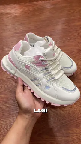 SEPATU OLAHRAGA WANITA DARI DNY #SepatuKoreanStyle #DNYShoes #sepatuolahragawanita #sepatuwanita 
