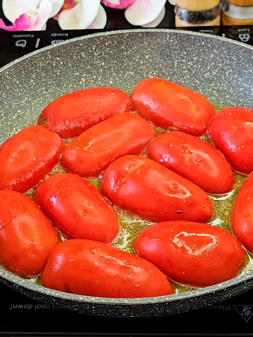 Perfect breakfast! Unique taste of Turkish scrambled eggs with vegetables. ✅️Recipe ✅️ Tomatoes 🍅 Salt to taste 🧂 Black pepper Butter 🧈 Eggplants 🍆 Egg 🥚 🥚 🥚 A little greenery Hot pepper 🌶 Garlic 2 cloves Bon appetit to you my dear friends 🤗