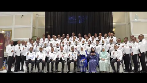 MAJLIS MAKAN MALAM COMMISSIONING BALL SIRI 2/2024 & 1/2025 Damansara, 6 Ogos 2025 — Seramai 53 pegawai penjara diraikan dalam Majlis Makan Malam Commissioning Ball sempena tamatnya Kursus Timbalan Penguasa dan Inspektor Penjara bertempat di Hotel Royale Chulan, Damansara. Majlis disempurnakan oleh YBhg. TKJP Dato’ Ibrisam bin Abdul Rahman dan turut dihadiri barisan pengurusan tertinggi jabatan serta pasangan. Ucapan penuh semangat dan amanat turut disampaikan sebagai suntikan motivasi kepada para pegawai yang baru ditauliahkan. Sorotan detik bermakna sepanjang majlis ini turut dirakam sebagai kenangan perjalanan permulaan karier para pegawai yang bakal memimpin barisan hadapan institusi. #CommissioningBall #PenjaraMalaysia #KepimpinanKoreksional #PrisonReform #KDN #MalaysiaMadani #KDNYakinMADANI 