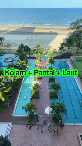 Kolam, Pantai, Laut di Timurbay Kuantan.  Boleh nikmati semua di sini.  Dm boleh, no whatsapp ade di bio.  #staycation #kuantan #timurbayseafrontresidence #beach #travel 