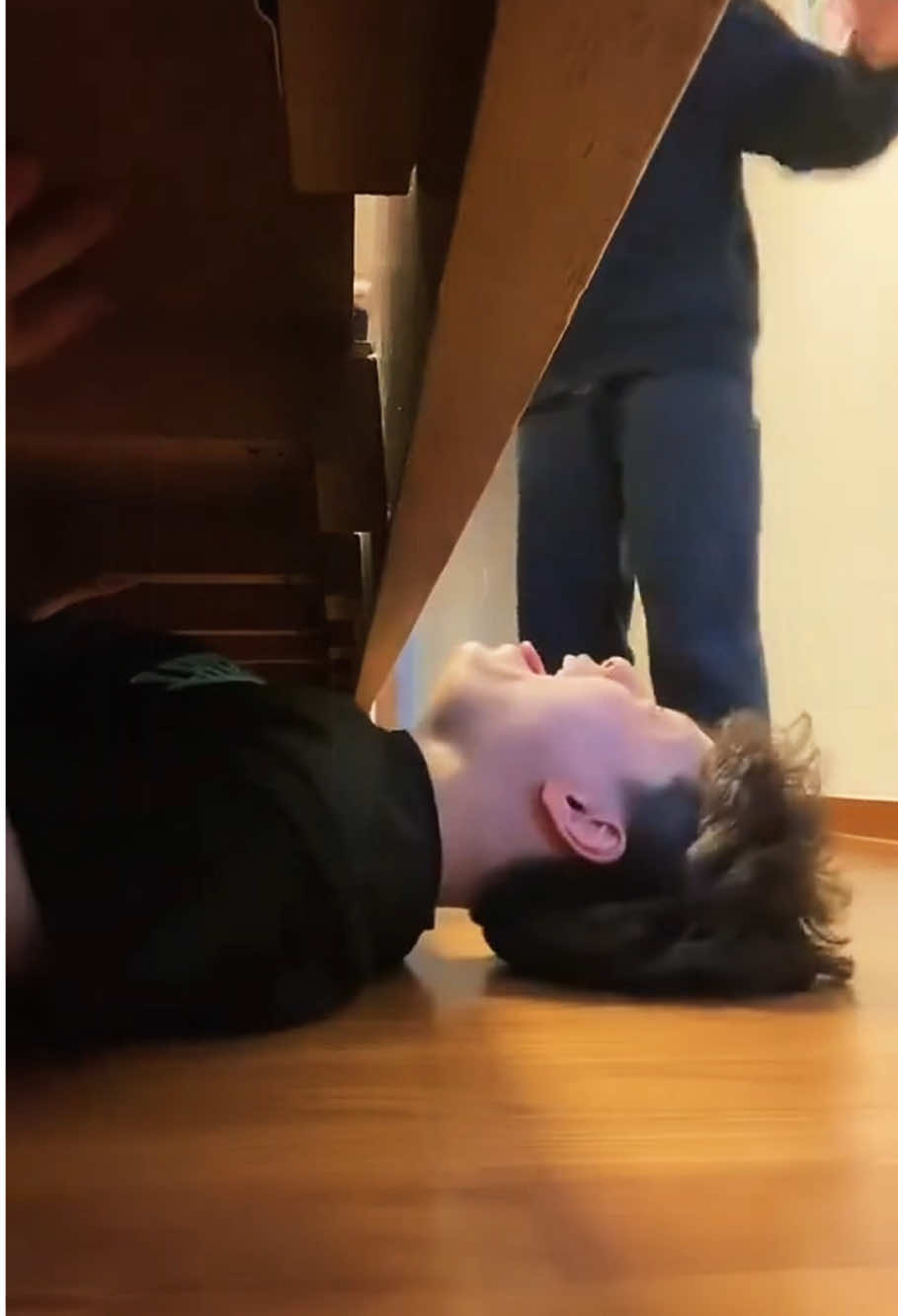 There’s someone under the bed!! 👻 👻👻 #scared #funny #scarecam #prank #funnyvideo #scare #family #fyp 