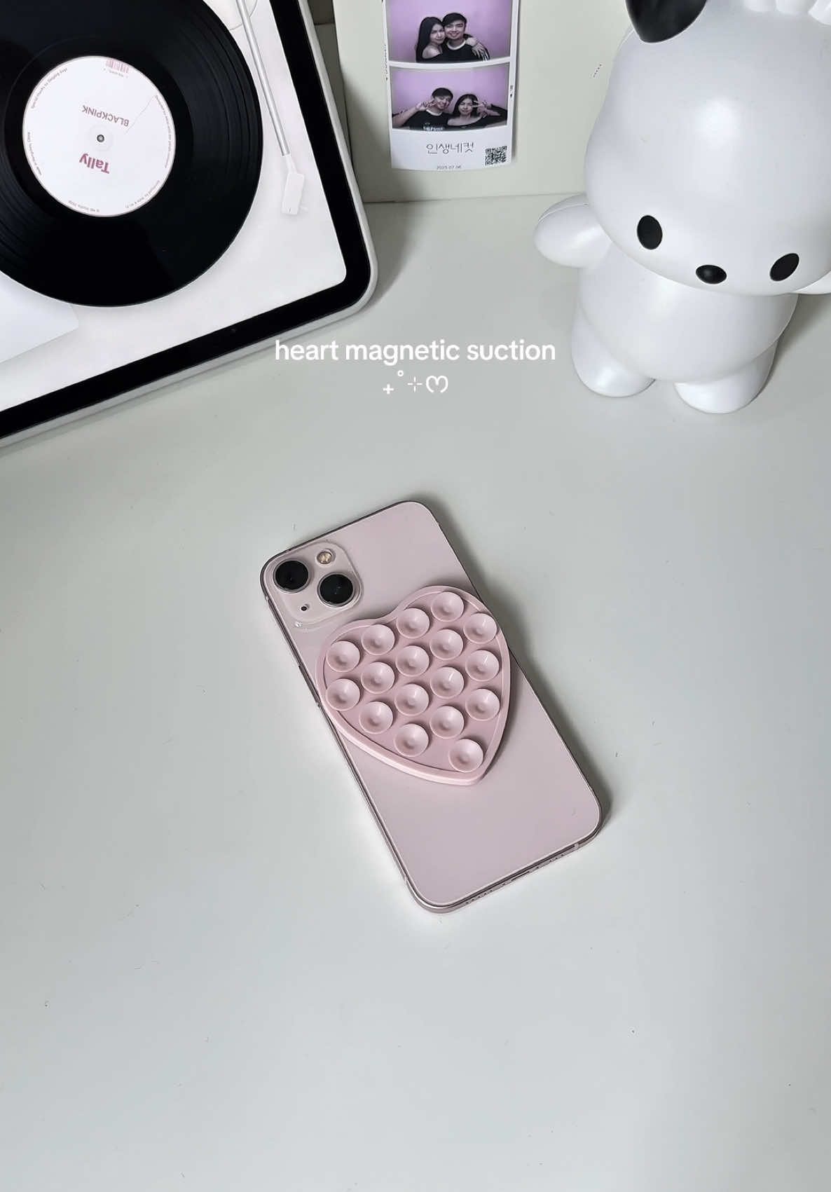 who knew magnetic suction could be this cute? 💞  #magneticsuctionphoneholder #phoneholder #phoneaccessories #magsafesuction #octobuddy 