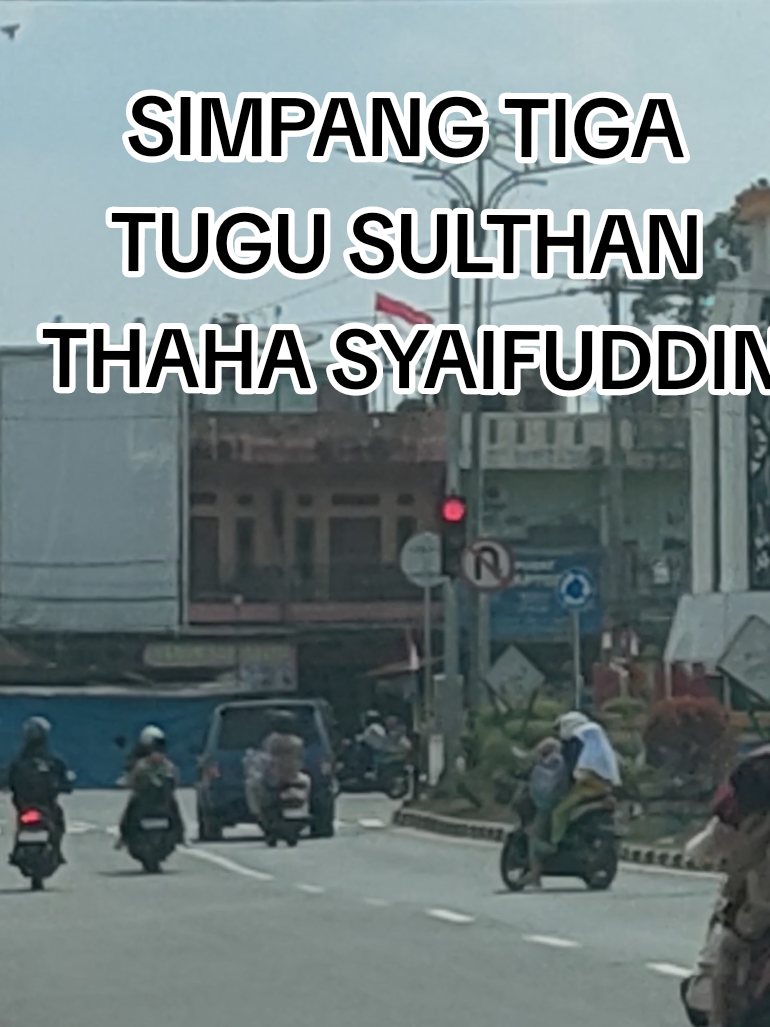 SIMPANG TIGA TUGU SULTHAN THAHA SYAIFUDDIN